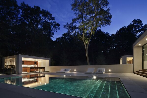 Tumbonas junto a la piscina con cocina