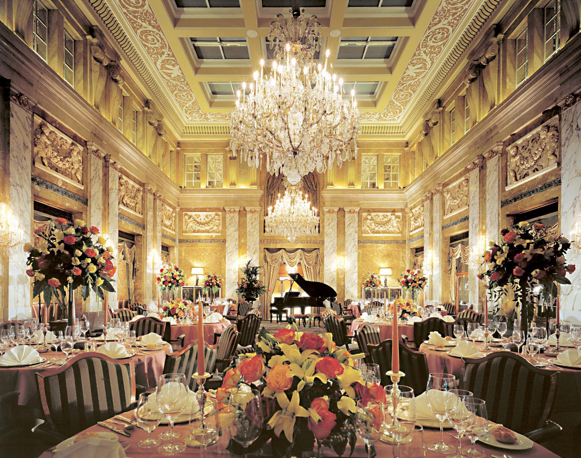 araña ramo mesas velas piano interior