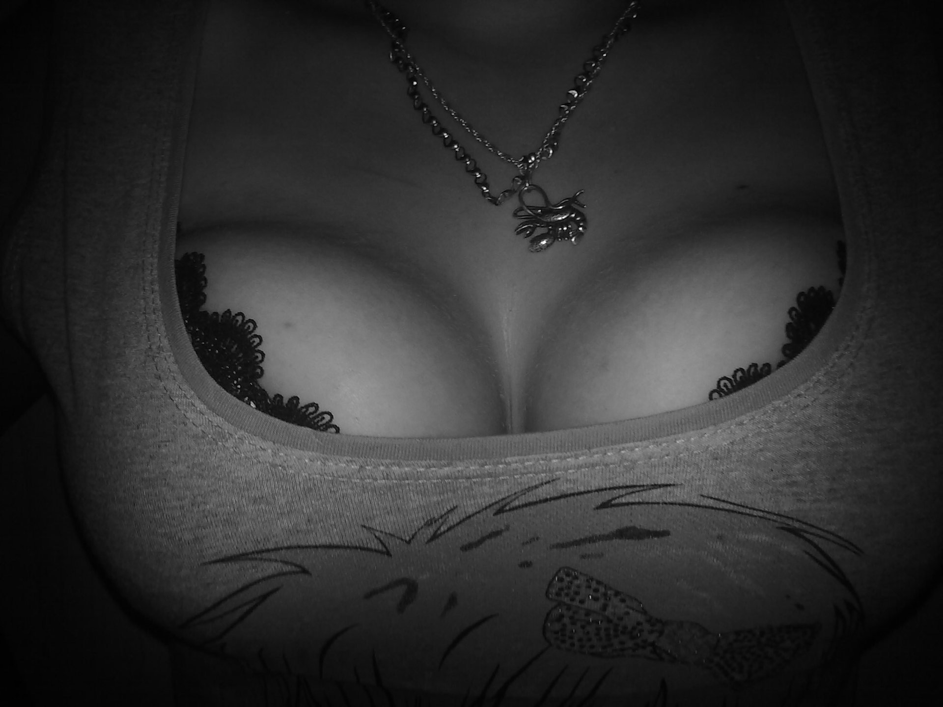 blanco y negro chica pechos