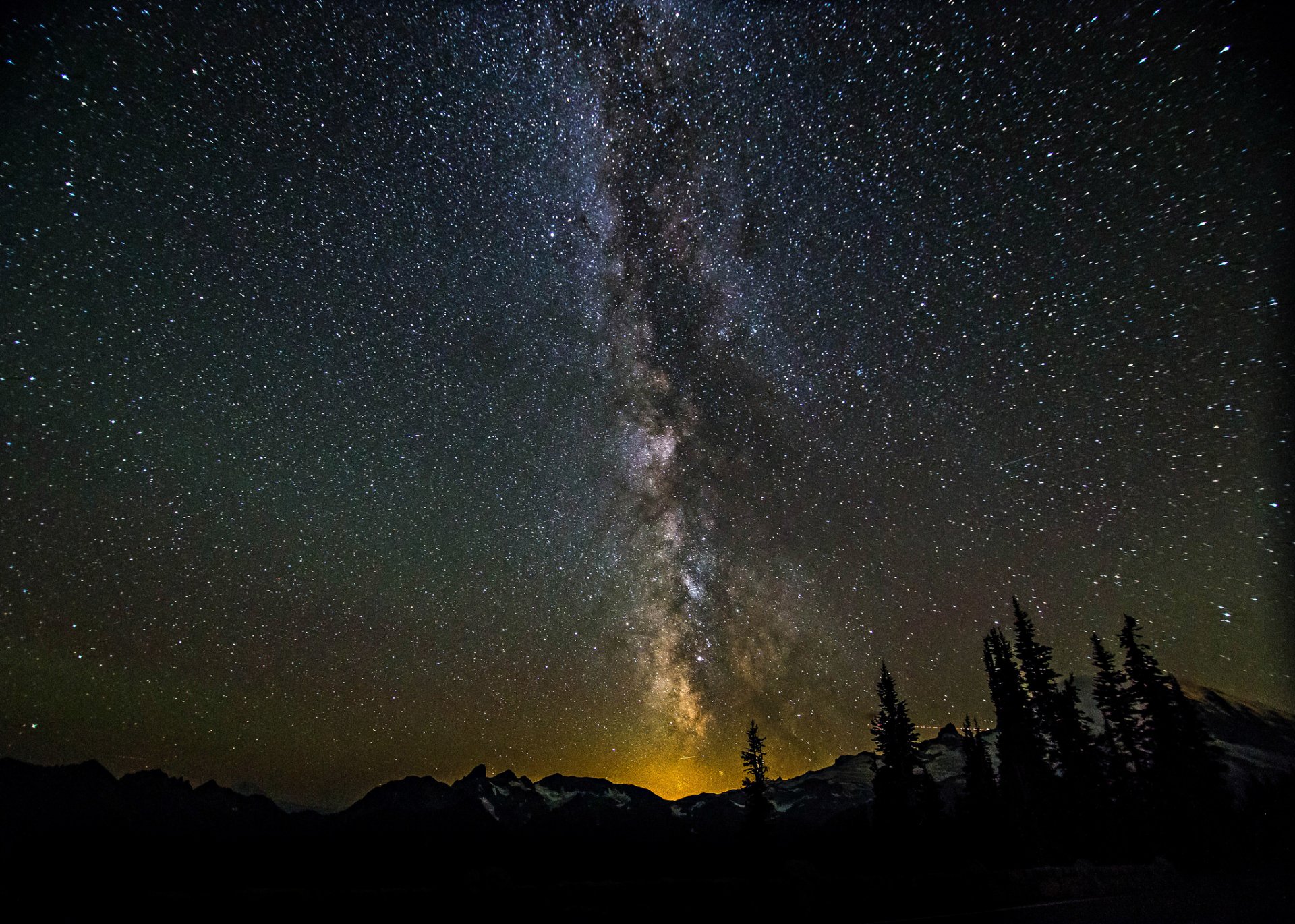 cosmos estrellas noche espacio vía láctea árboles bosque montañas