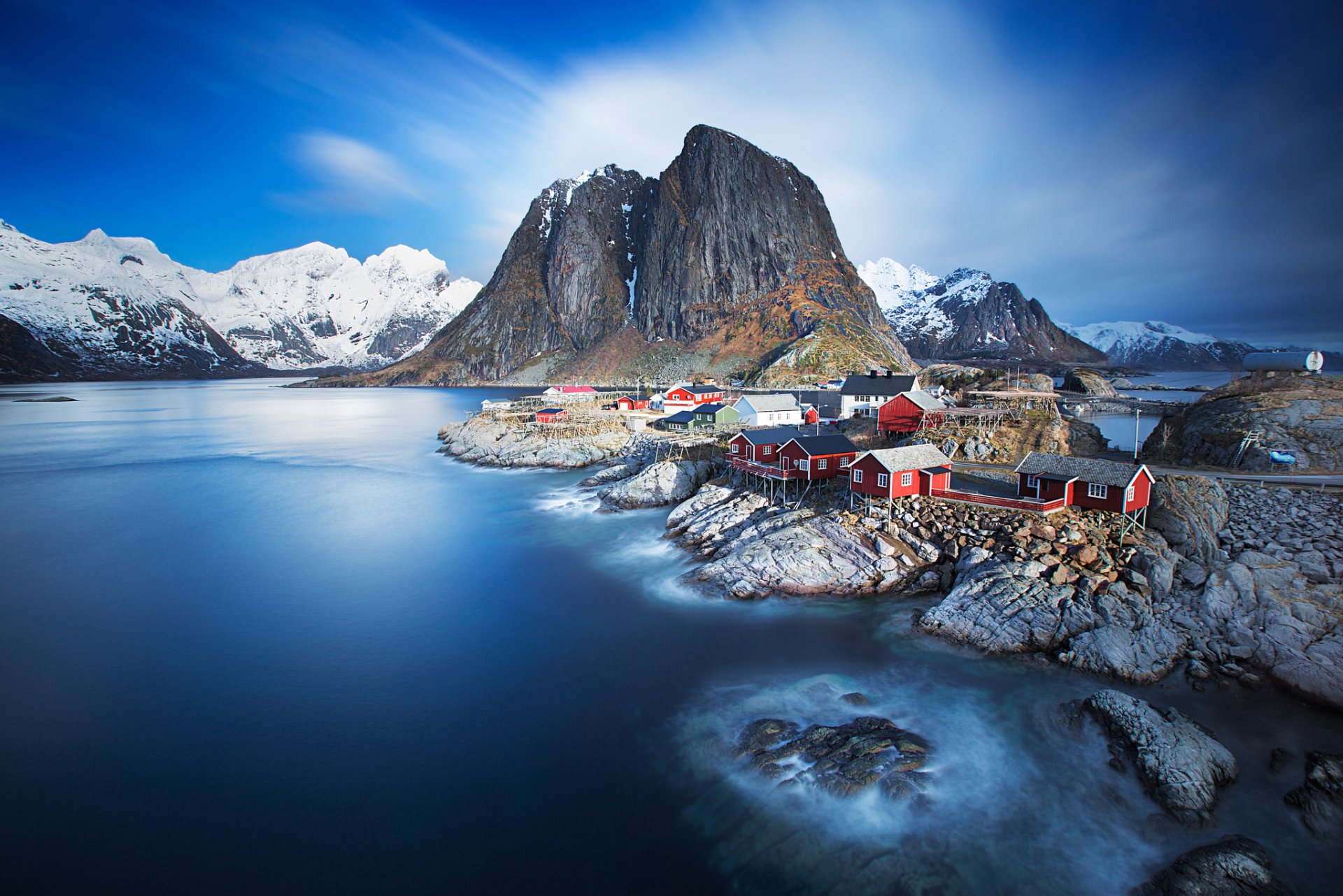 noruega islas lofoten mar de norwegian archipiélago comuna de moskenes fülke nurland asentamiento ciudad montañas mar