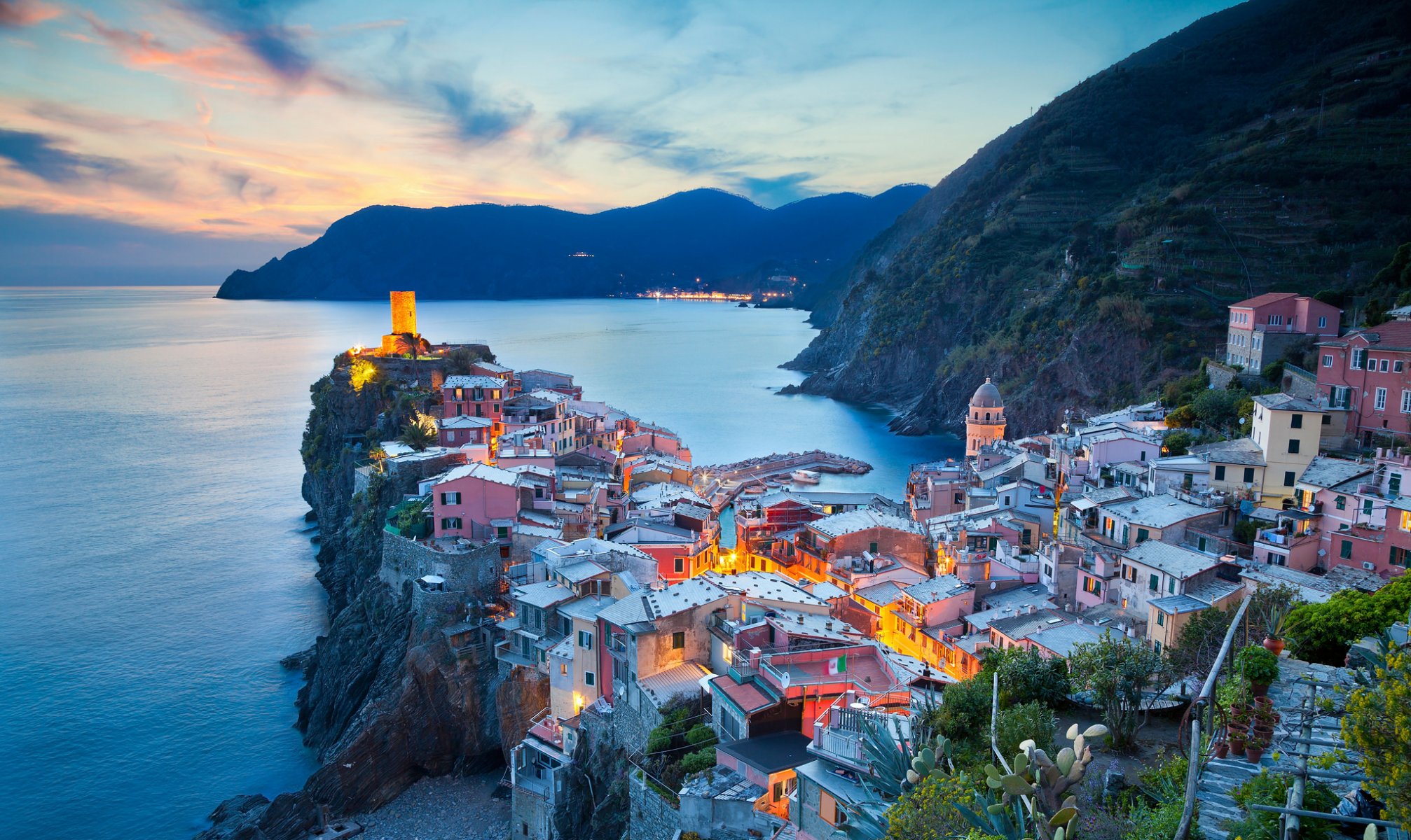 vernazza italia spezia cinque terre costa de liguria mar roca casas torre montañas