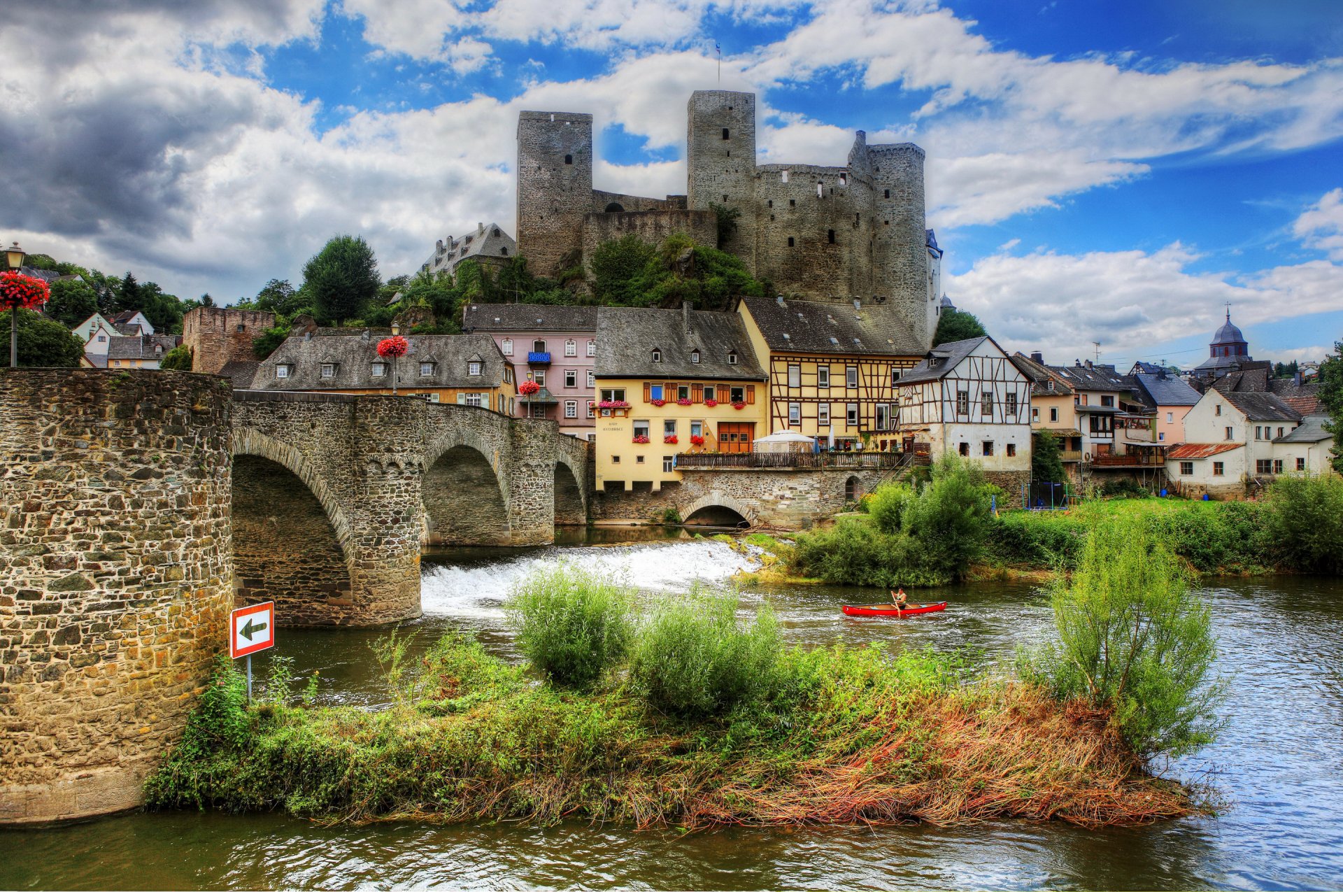 runkel alemania cielo nubes río puente hierba barco casas colina castillo torre personas