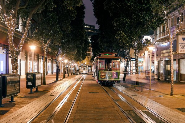 Un tranvía ferroviario entre fonores, árboles en California