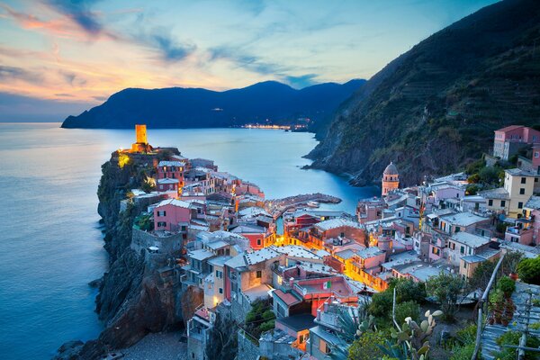 Vernazza italiana con vistas a la costa