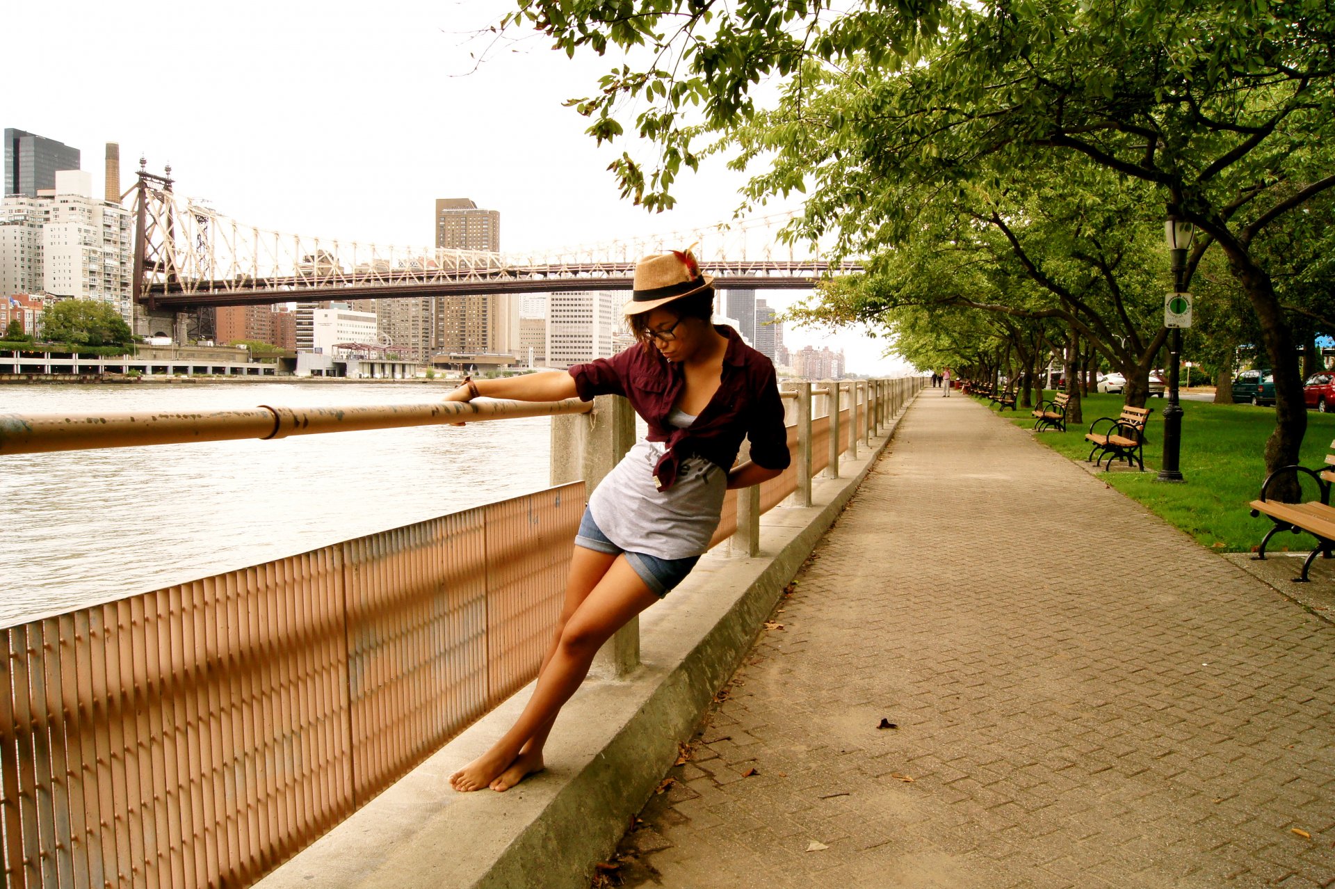 chica ciudad río puente