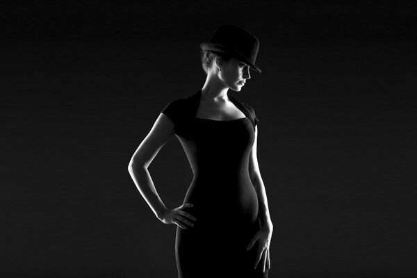 Hermosa modelo en una foto en blanco y negro