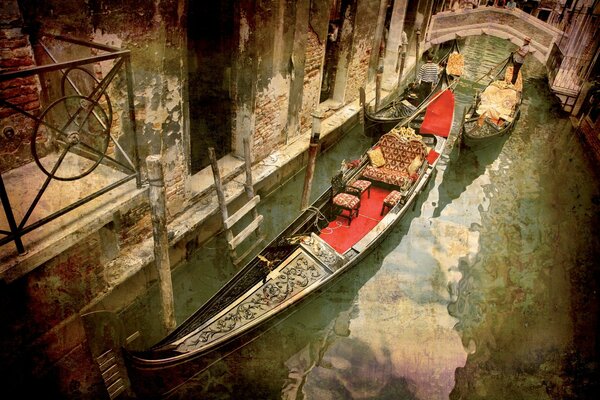 Una góndola flotante en uno de los canales de Venecia