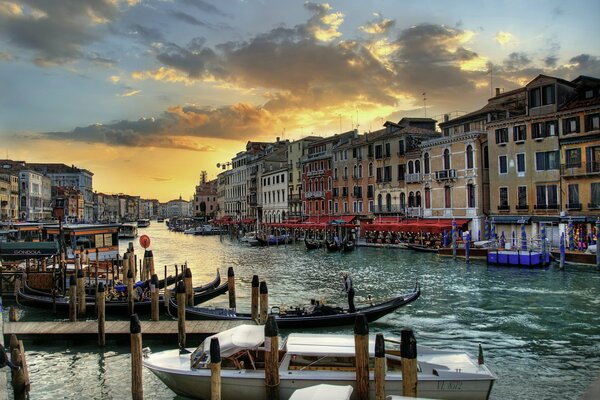 Atraque nocturno en el canal de Venecia