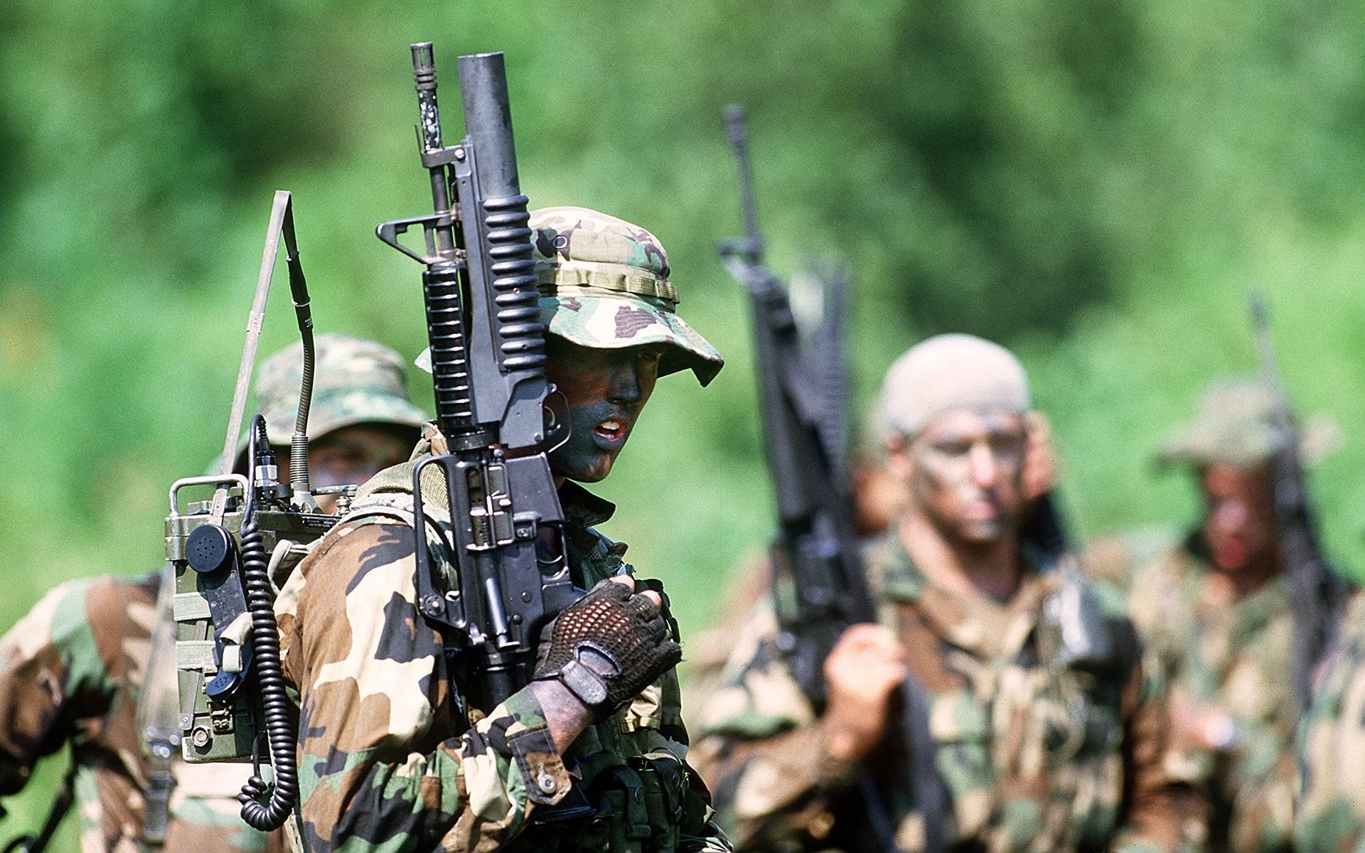 armas radio soldados hombres camuflaje pistolas militar