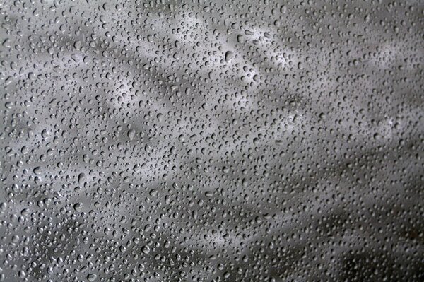 Gotas de lluvia se congelan en el vidrio