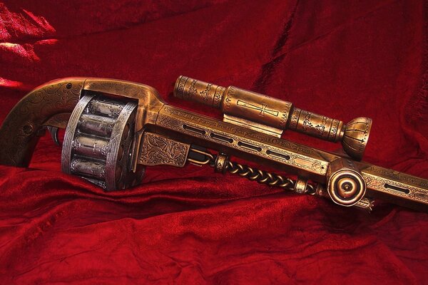 Revólver de bronce sobre terciopelo rojo