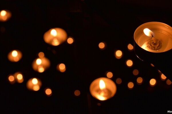 Velas ardientes en el calor
