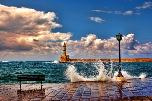 Surf de mar con un hermoso faro