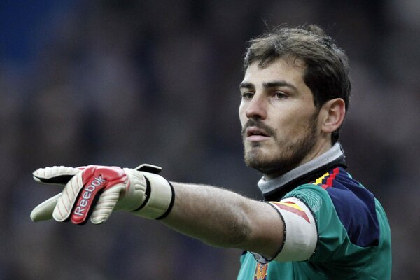 El jugador de la selección española en el campo señala con el dedo