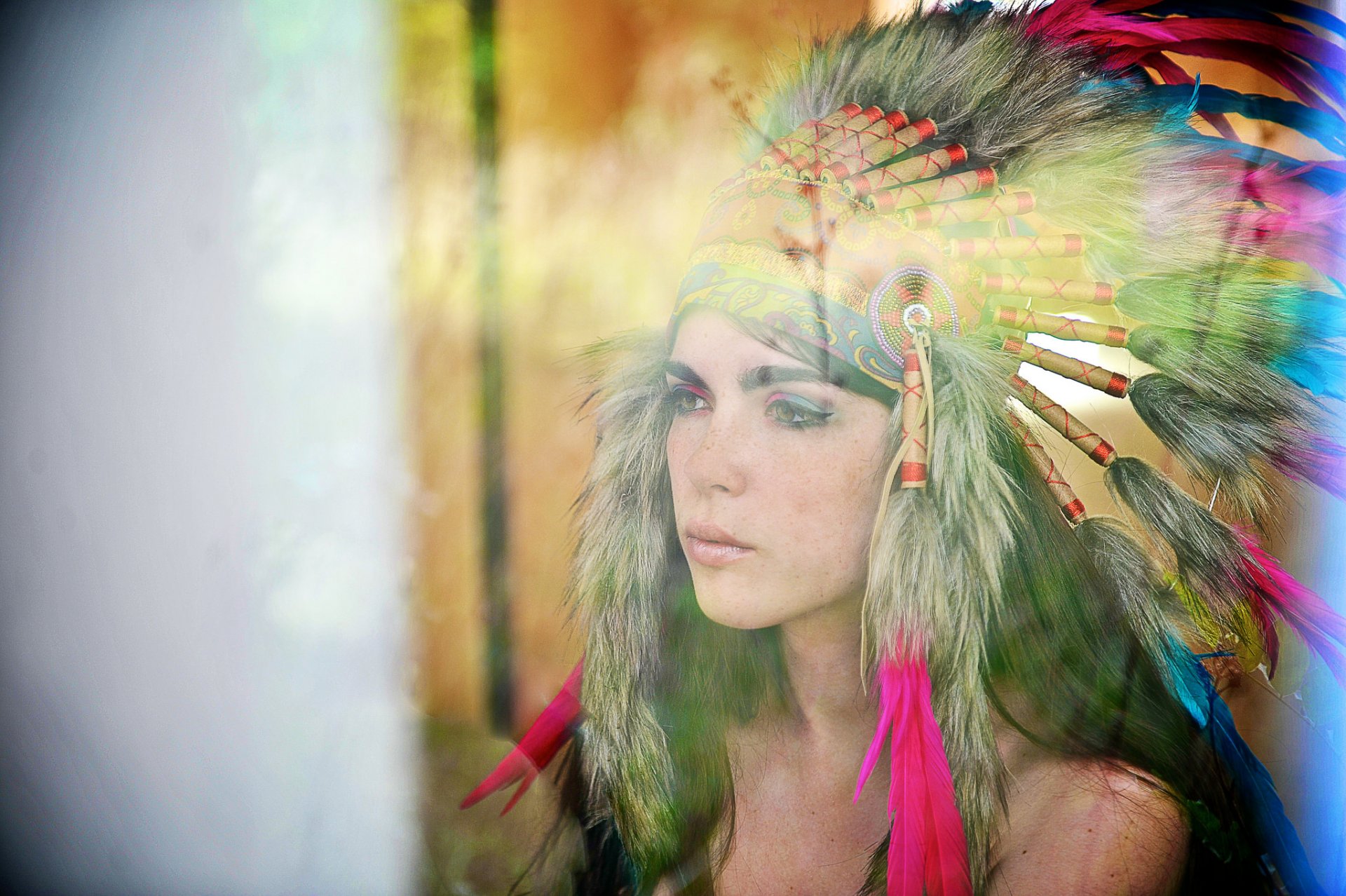 chica cara mirada tocado plumas desenfoque