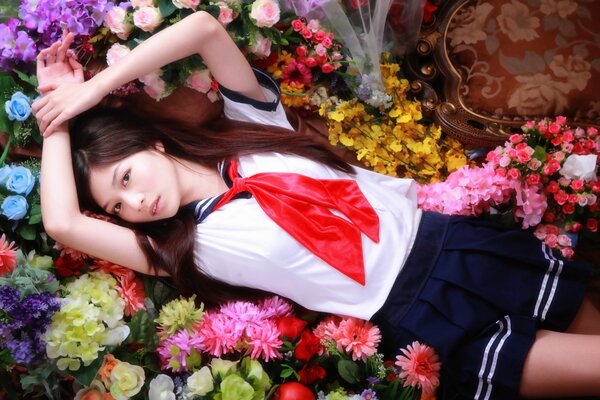 Chica asiática se encuentra en las flores