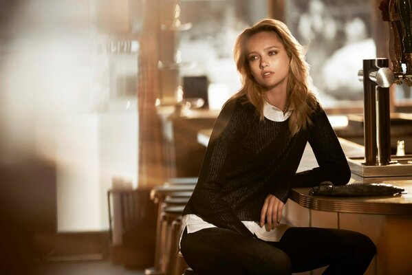 Chica modelo en el café