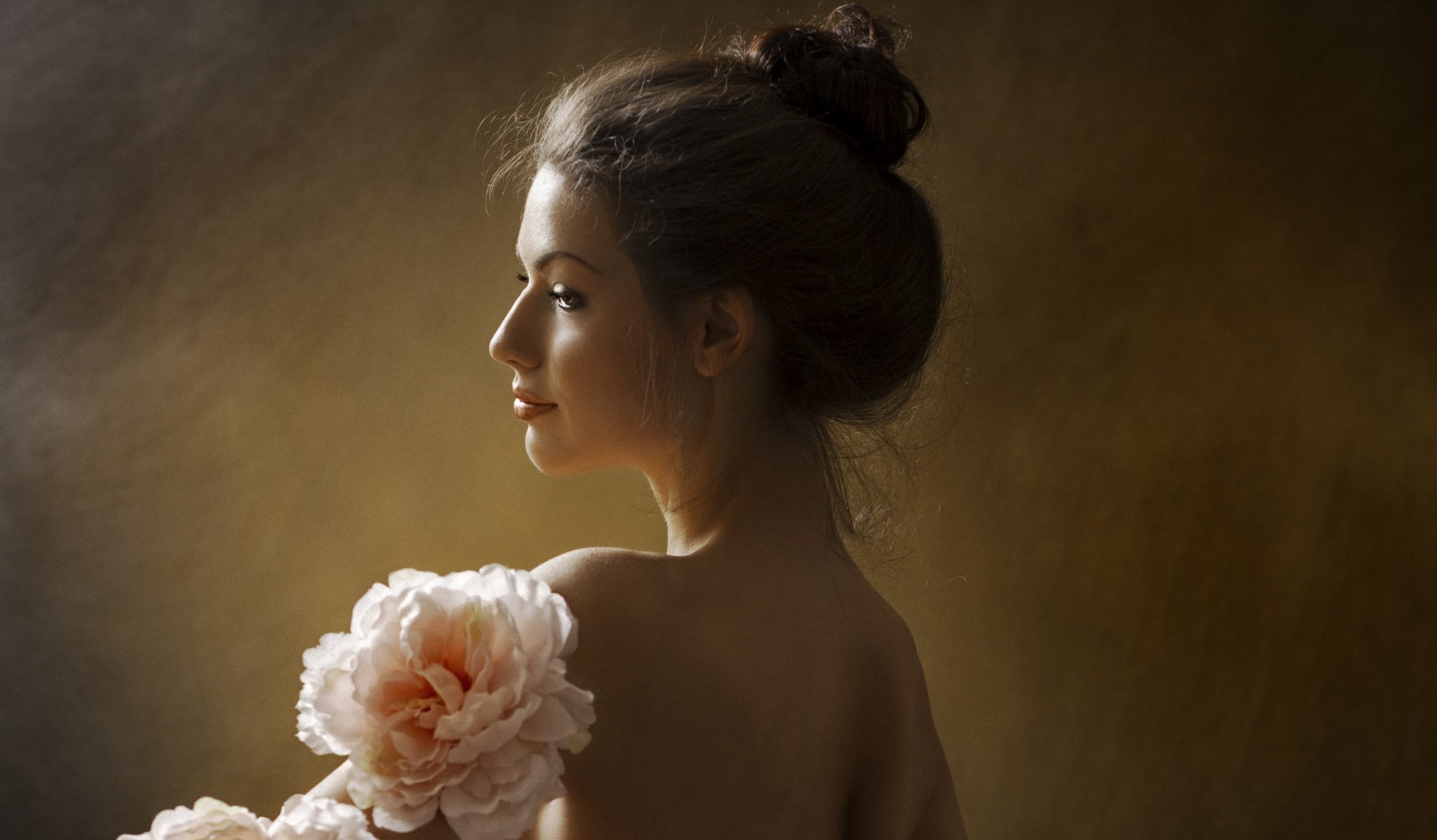 chica perfil pestañas cabello espalda flores fondo