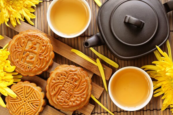 Servir té de estilo chino con galletas