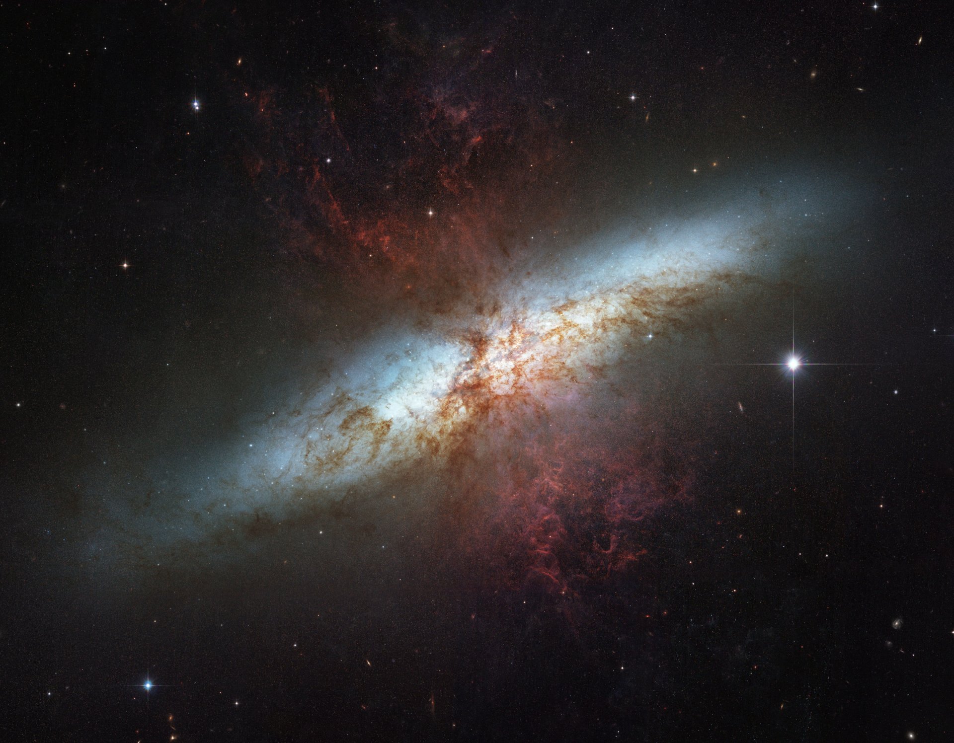 m82 galaxia cigarro constelación osa mayor estrellas