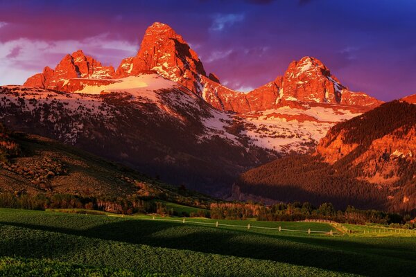 Picos de montañas soleadas en los Estados Unidos