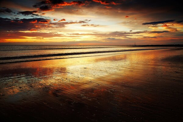 Fascinante puesta de sol en la costa