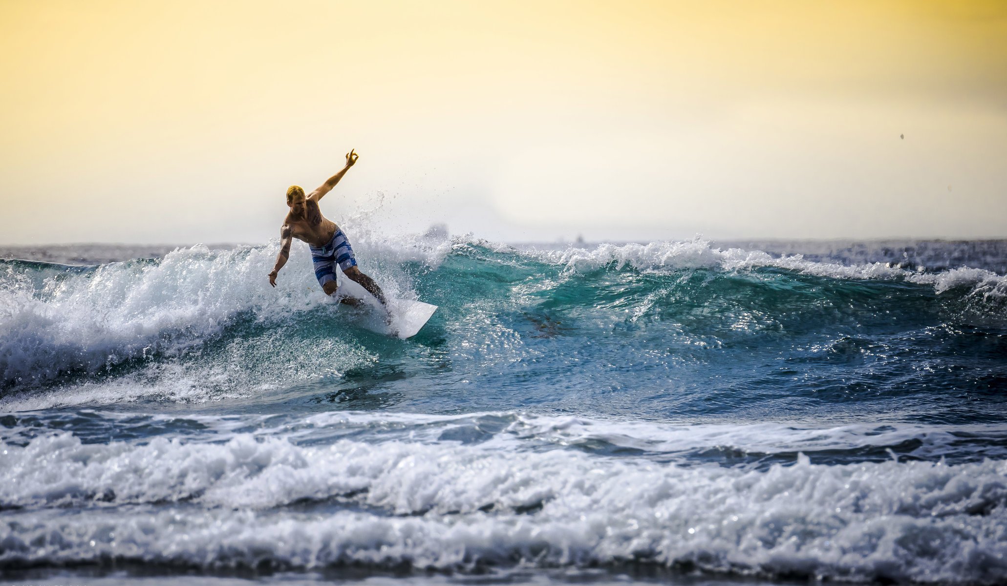 surfista surf tablas de surf mar olas horizonte cielo