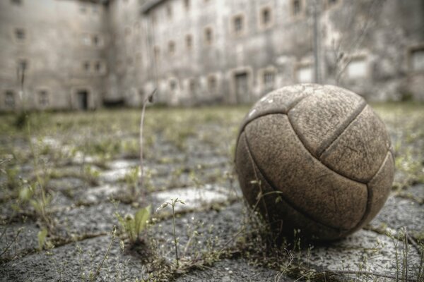 Una pelota olvidada en un patio abandonado