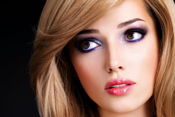 Modelo con un hermoso peinado y maquillaje