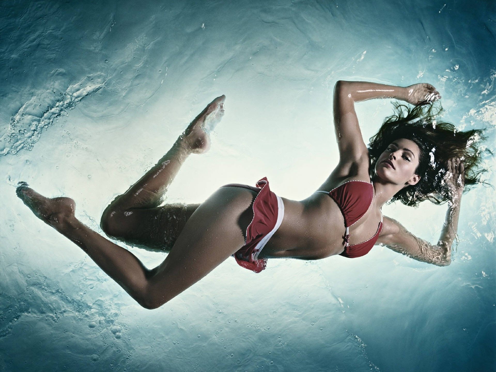 kelly brook traje de baño bikini sexy pechos tetas escasa británica morena con curvas