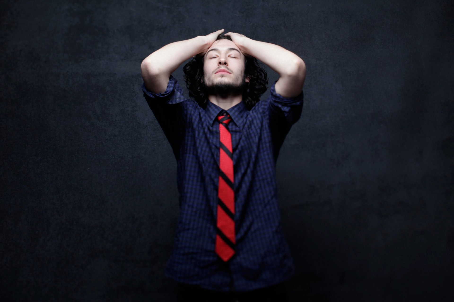ezra miller sesión de fotos para la película experimento de la prisión de stanford experimento de la prisión de stanford sundance