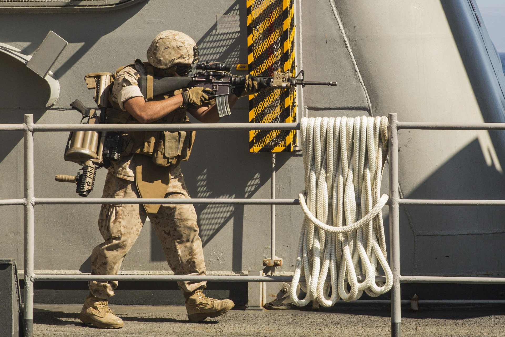 soldado hombre equipo rifle de asalto mgl lanzagranadas de mano arma