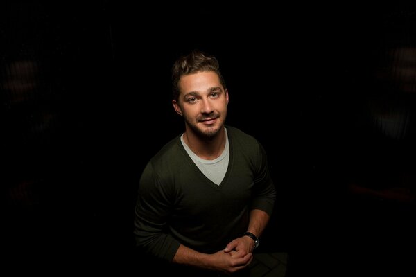 El actor con barba sonríe ante la cámara