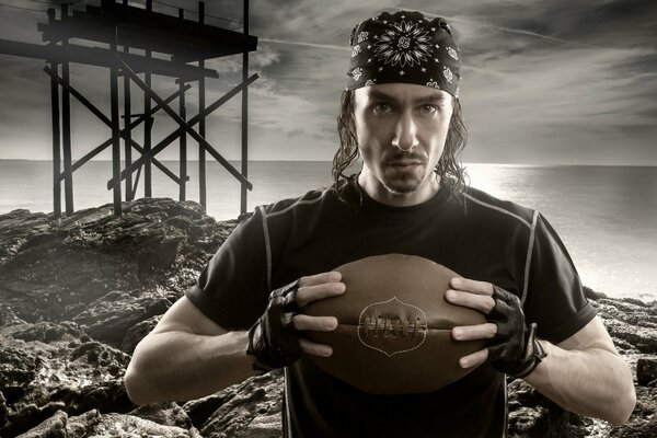 Hombre con una pelota de rugby en la mano