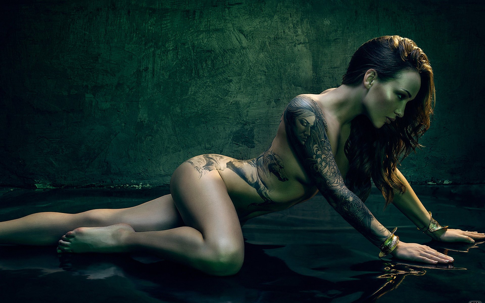 chica pelo castaño tatuaje fondo turquesa brazalete