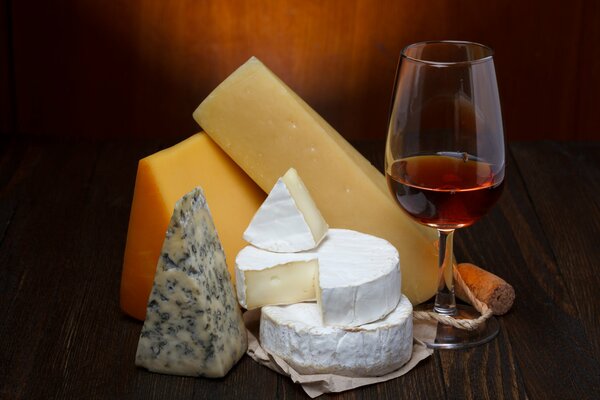 Vino tinto fino con queso
