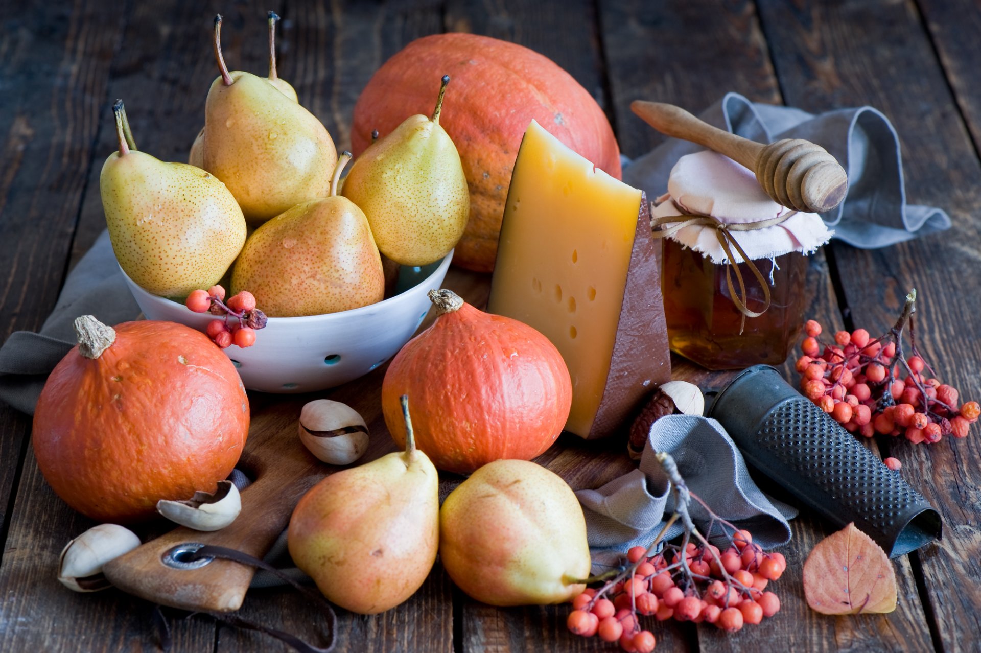 frutas bayas verduras peras calabaza miel queso naturaleza muerta