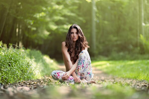 Chica sentada en medio de la vegetación