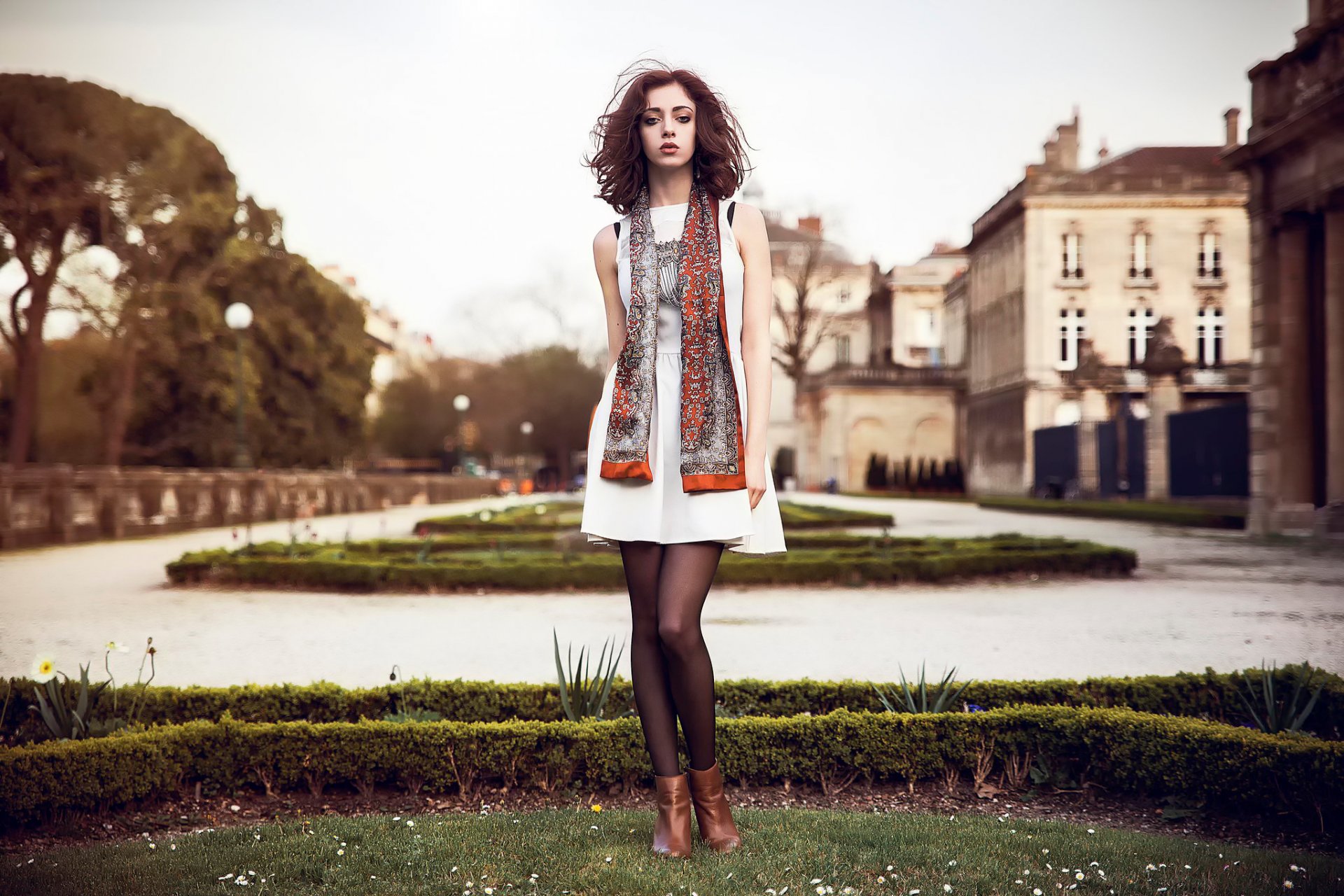 moda lauriane pelirroja vestido