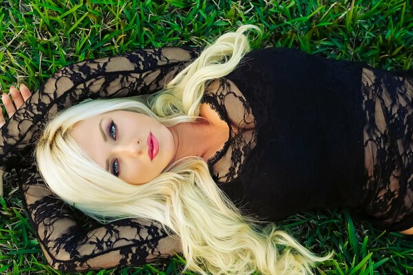 Rubia brillante con una mirada penetrante en la hierba