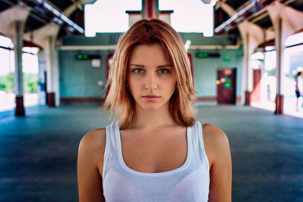 La chica de la camiseta Mira de cerca