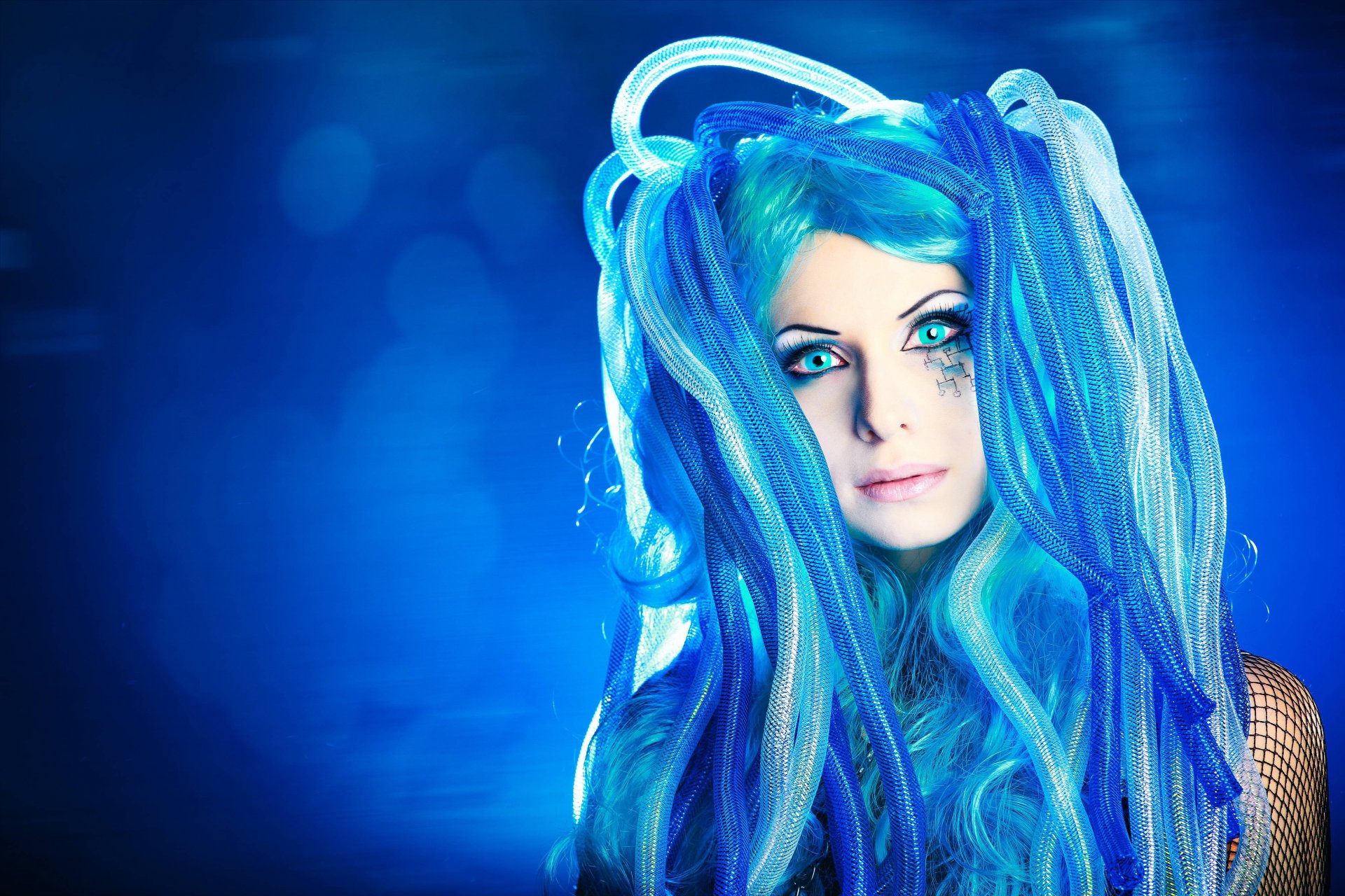 chica goth mirada pelo ojos azul