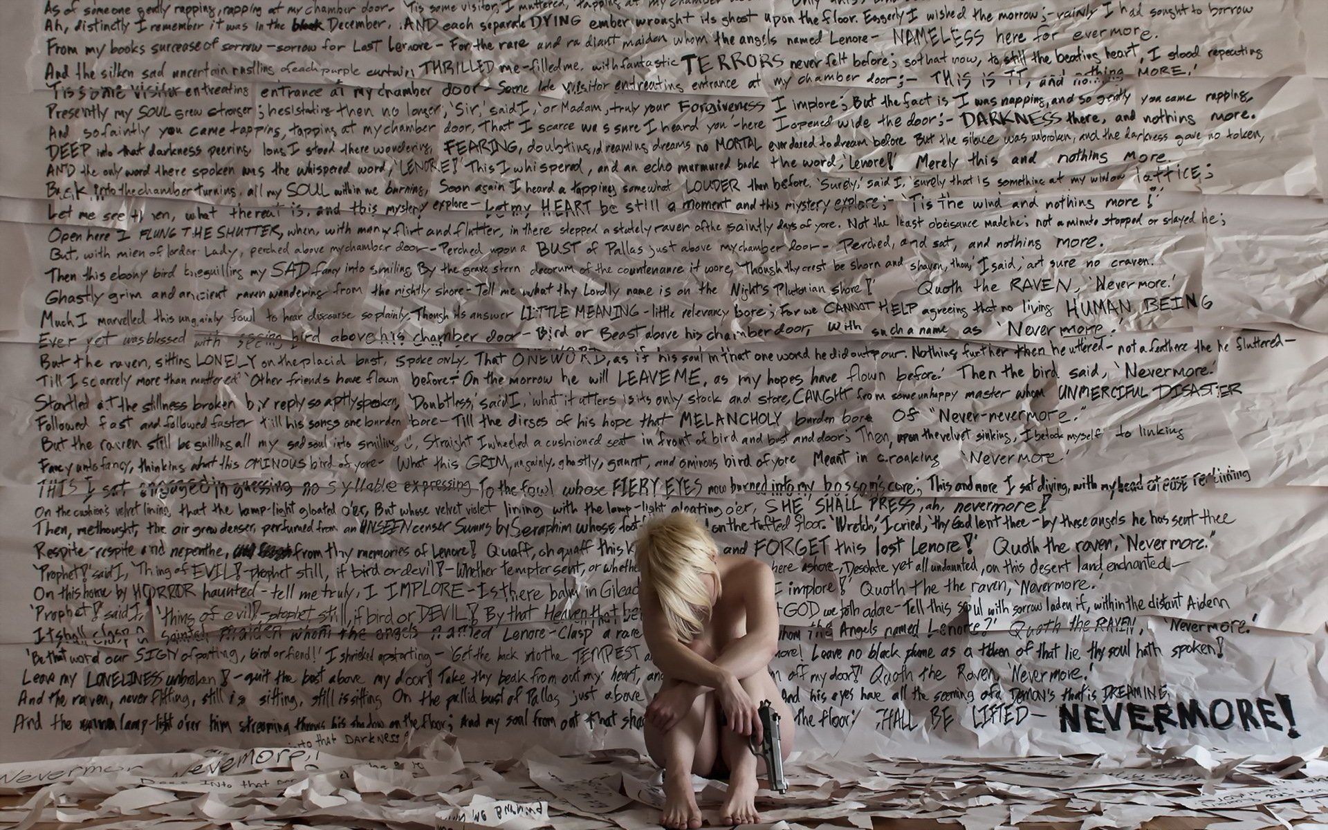 chica arma pared situación