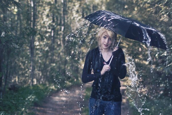 Chica bajo un paraguas en un día lluvioso