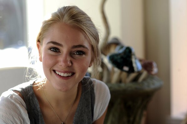 Hermosa joven rubia actriz