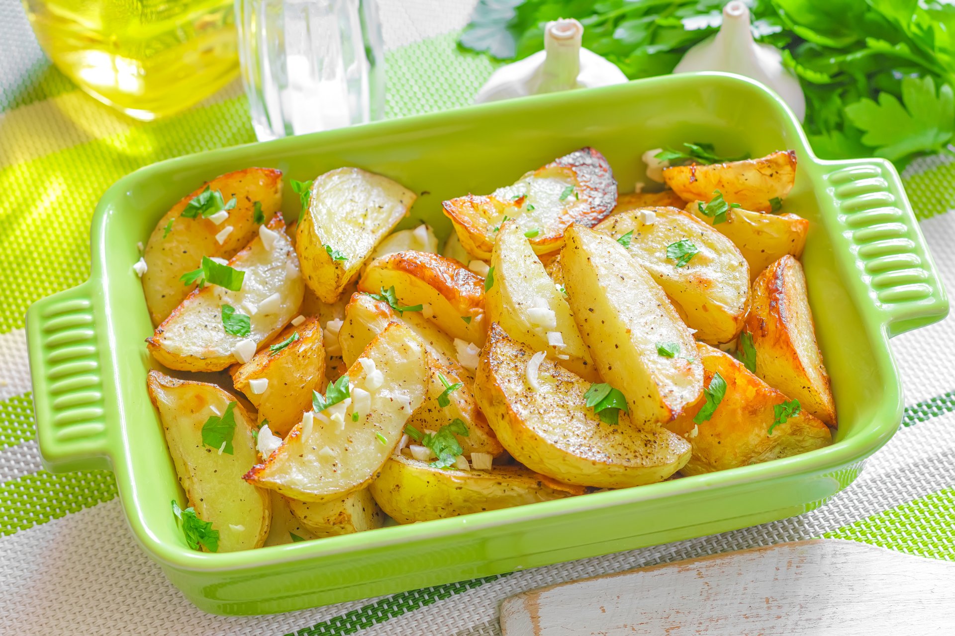 comida patata al horno patata perejil ajo vajilla