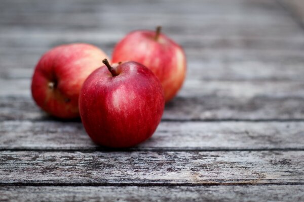 Manzanas rojas en un tablero gris