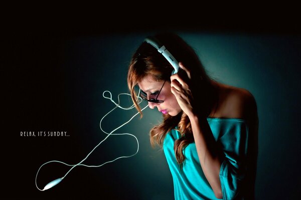 Mujer con auriculares baja la cabeza