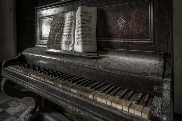 Un viejo piano con notas amarillentas